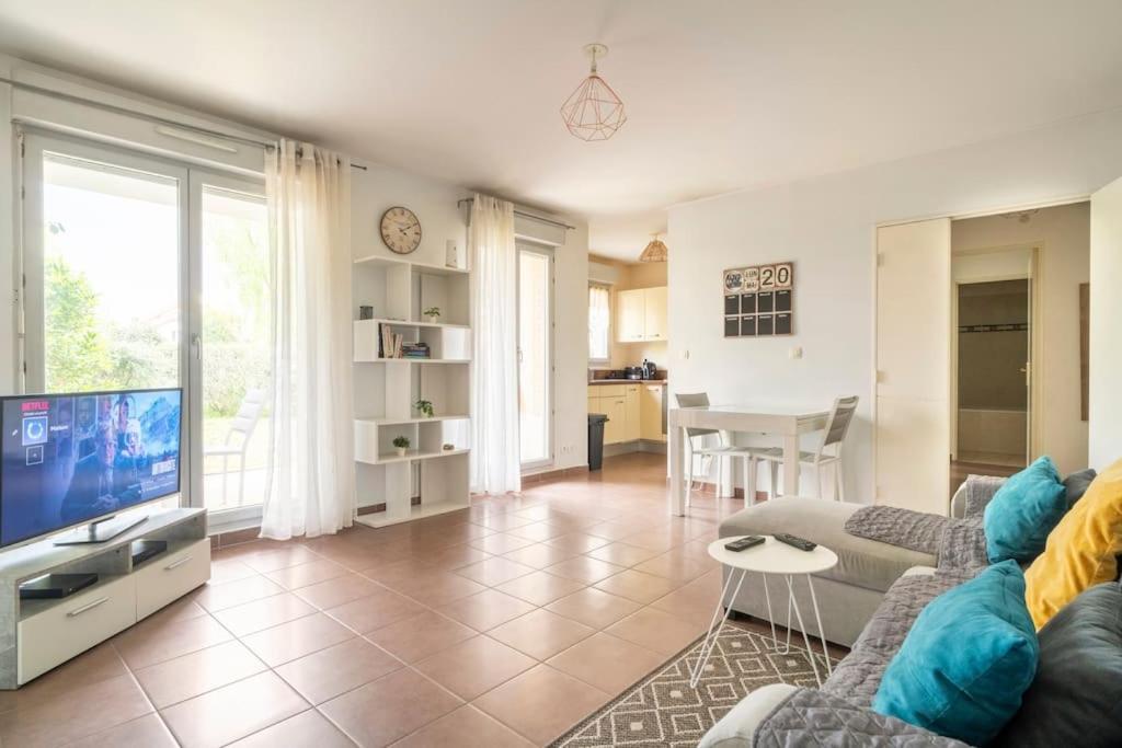 Appartement Avec Jardin Et Terrasse Pres De Paris Mantes-la-Jolie ภายนอก รูปภาพ